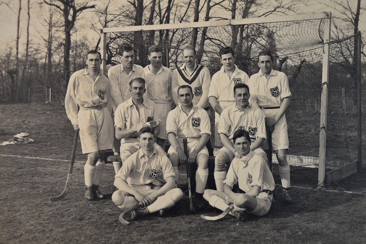 A mens hockey team posing for a team photo in 1926-27