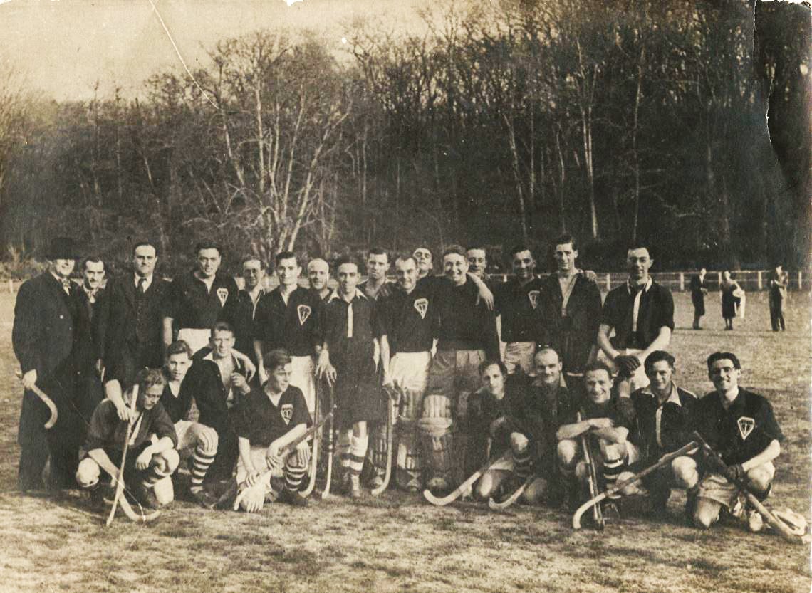 A black and white picture showing a mens hockey team in Paris