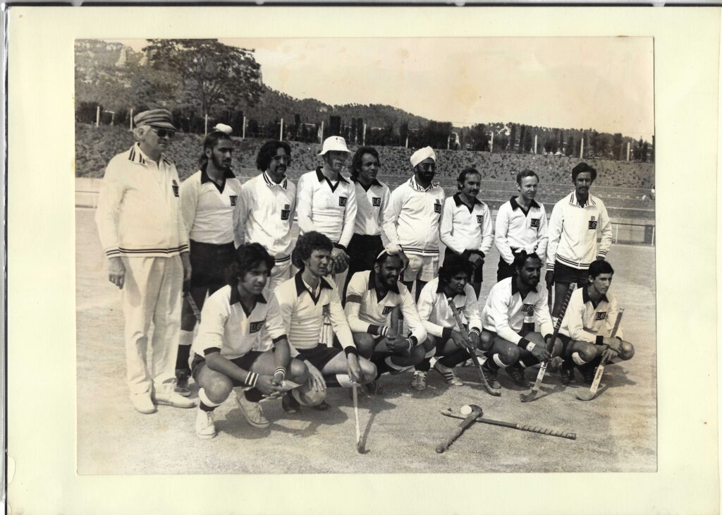 A black and white image of the London Indians hockey team in Barcelona, 1977