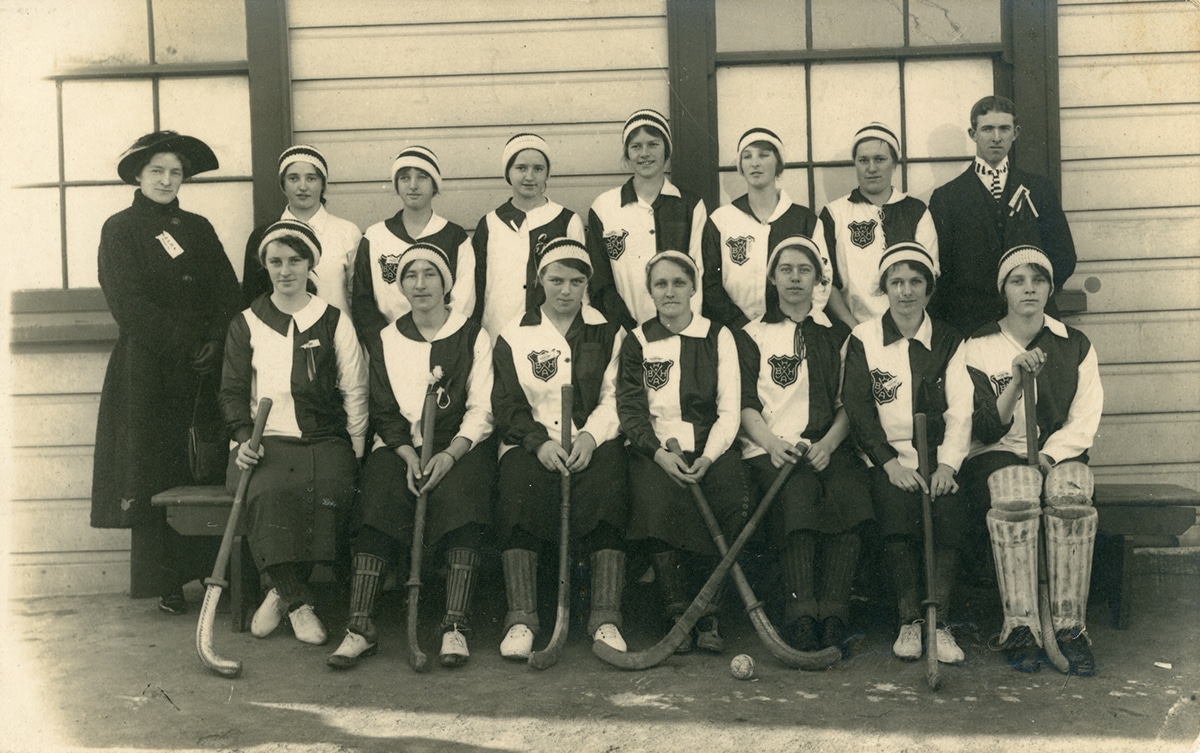 A black and white photo of a ladies hockey team.