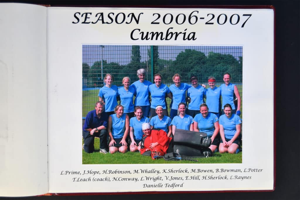 A colour photo of a women's hockey team