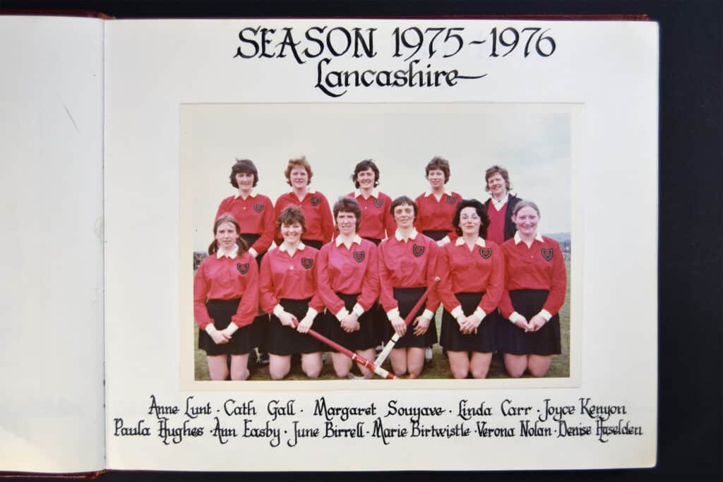 A colour photo of a women's hockey team